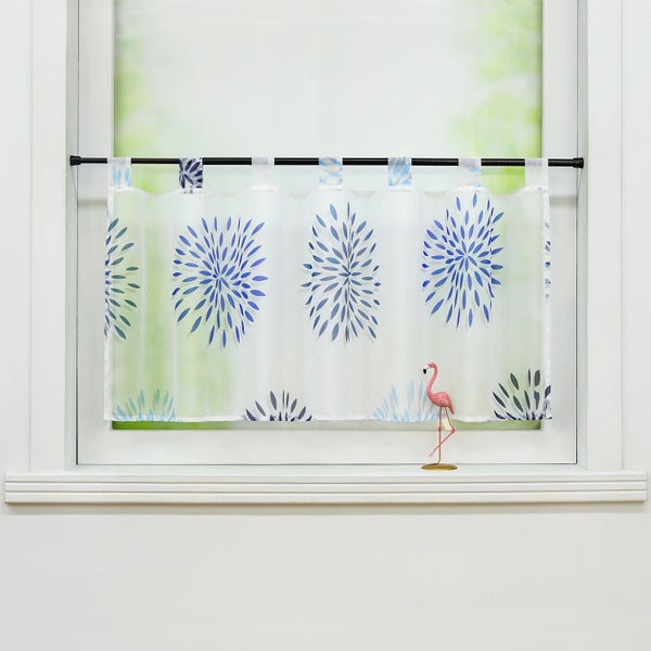 Gardinenstange mit blau gemusterter Scheibengardine am Fenster