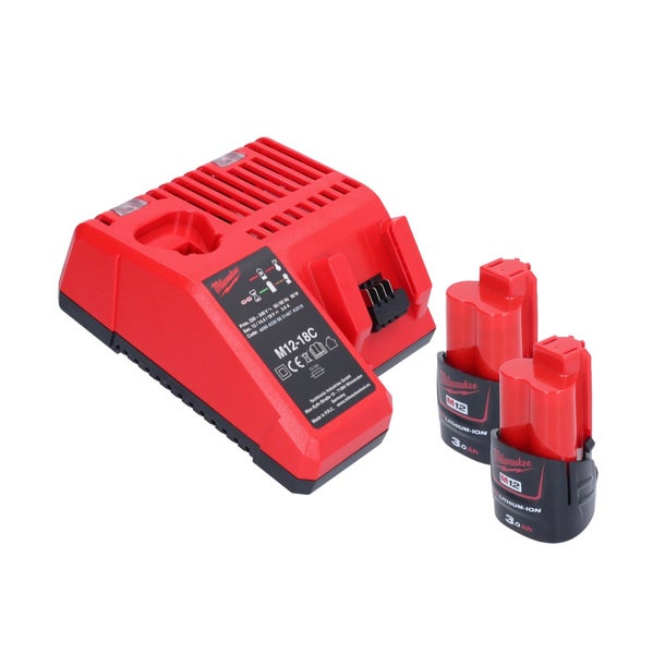 Milwaukee Akku-Ladegerät M12-18C mit zwei Lithium-Ionen-Akkus M12 mit 3,0 Amperestunden.