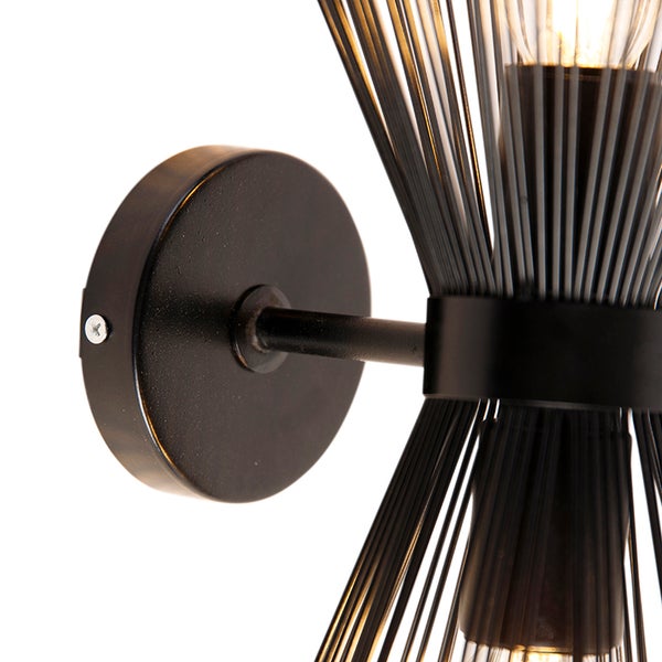 Schwarze Wandleuchte mit Drahtschirm