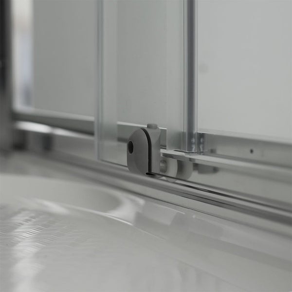 Detailaufnahme einer Duschkabine mit Schiebetür und Rollenmechanismus.