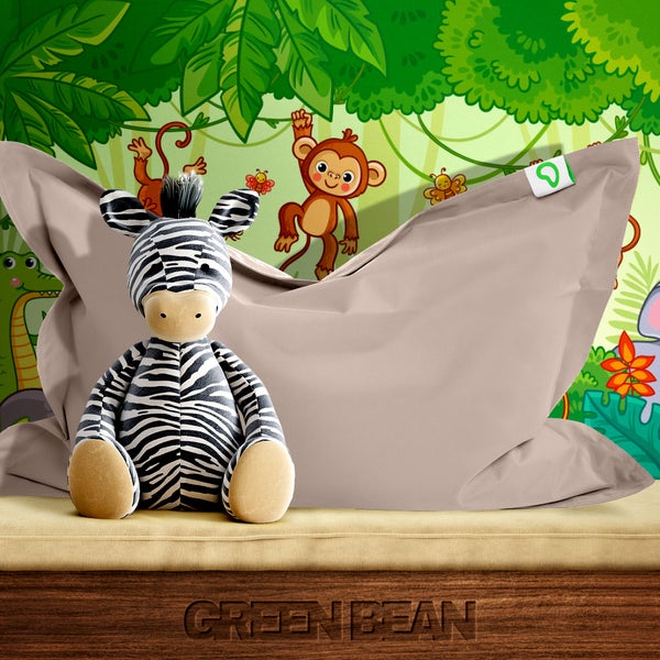 Beige Sitzsack mit Zebra-Stofftier vor Dschungel-Hintergrund