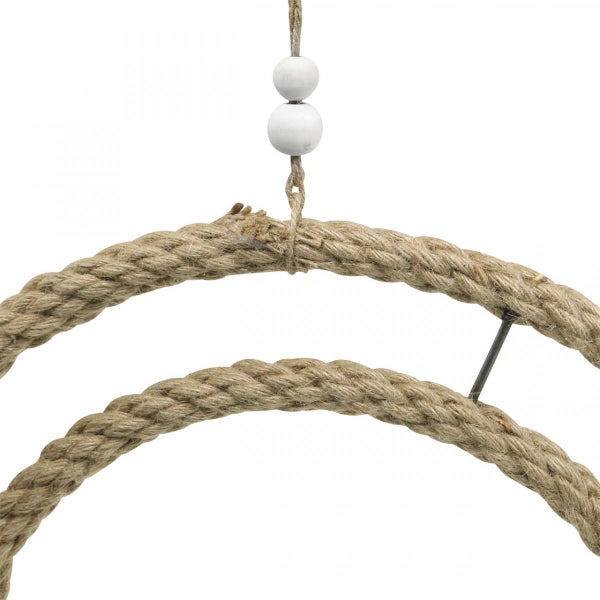 Detailaufnahme einer Hängeleuchte aus Seil mit Holzkugeln.