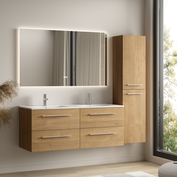 Modernes Badezimmermöbel Set mit Doppelwaschbecken in Holzoptik inklusive beleuchtetem Spiegel und Hochschrank in einem hellen Badezimmer.