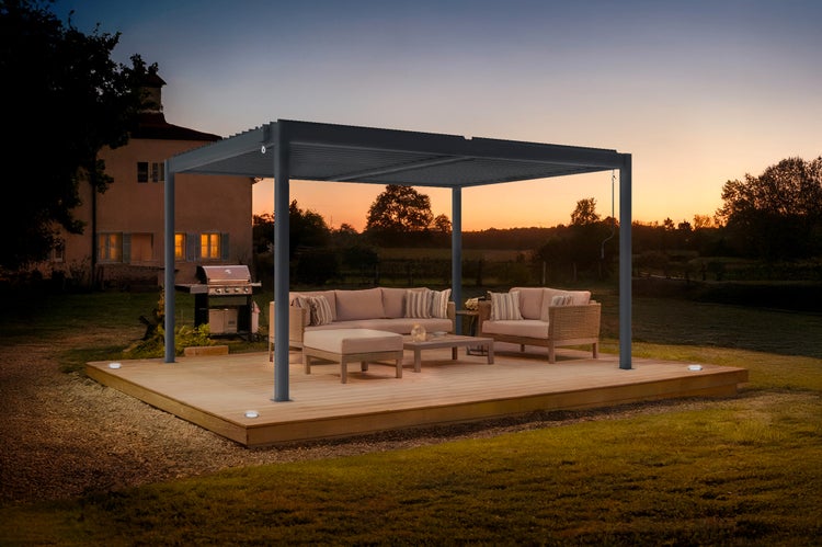 Blühender Judasbaum mit weißen Blüten an den Ästen