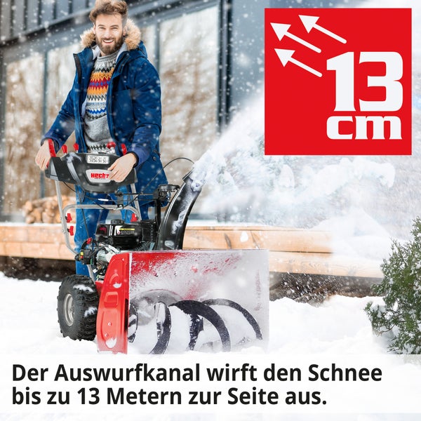 Mann benutzt Schneefräse von Hecht im verschneiten Garten