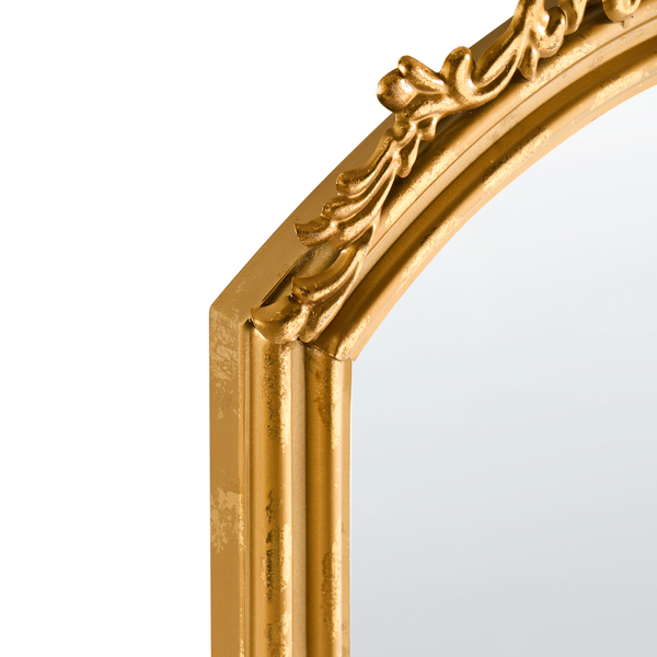 Detailansicht eines verzierten goldfarbenen Spiegelrahmens mit klassischen Schnitzereien und antikem Finish.