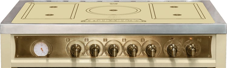 Einbauherd im Retro-Design mit Induktionskochfeld und analogen Drehreglern in der Frontblende.