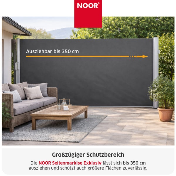 NOOR Logo Seitenmarkise Exklusiv auf einer Terrasse mit Sofa und Couchtisch, ausziehbar bis 350 Zentimeter für Sicht- und Windschutz.