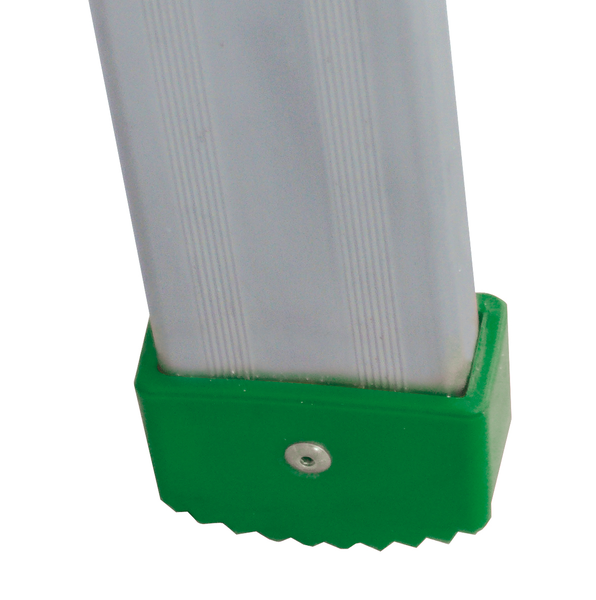 Detailansicht des Fußes einer Aluminiumleiter mit rutschfestem Belag