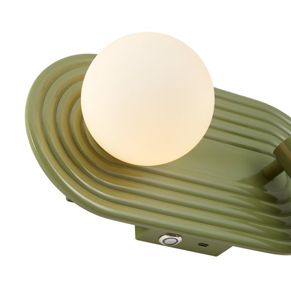 Wandleuchte mit runder Kugel und gerillter Halterung