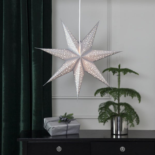 Dekorative Sternlampe, Geschenk und Zimmerpflanze auf einem Schrank
