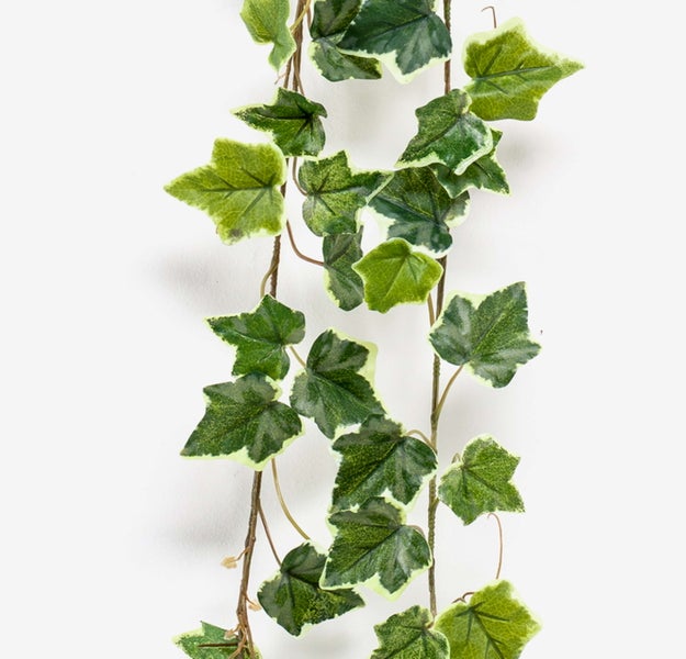 Künstliche Efeugirlande mit grün-weißen Blättern an braunen Stielen für die Dekoration.