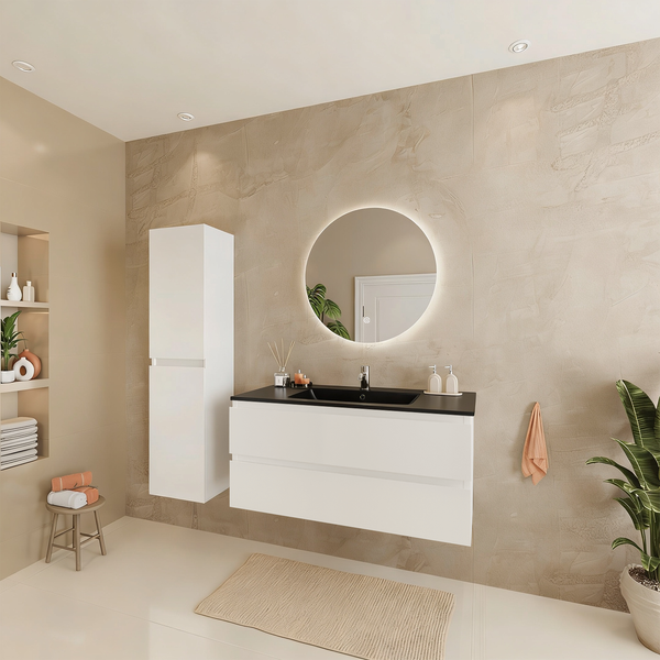 Modernes Badezimmer mit hängendem Waschtisch, Waschbecken, rundem LED Spiegel, Hochschrank und Wandregalen in einem zeitgenössischen Design.