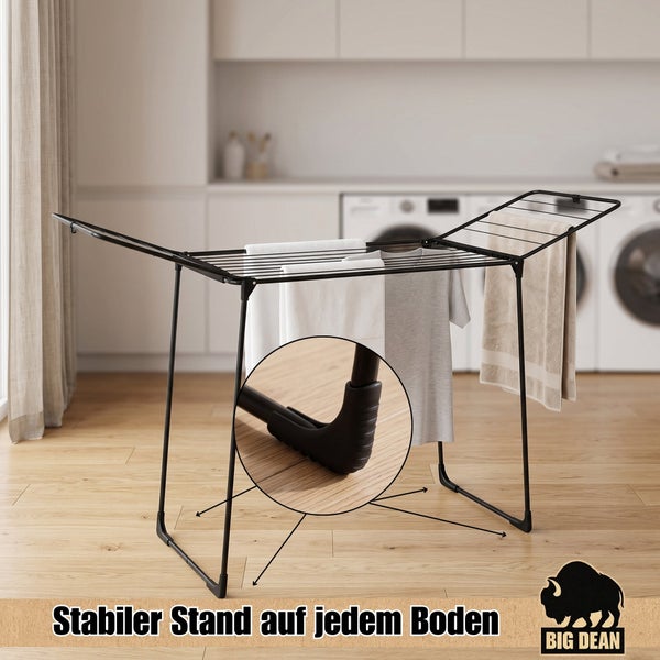 Wäscheständer aus Metall mit ausklappbaren Flügeln und rutschfeste Füße für stabilen Stand auf jedem Boden in einem modernen Hauswirtschaftsraum