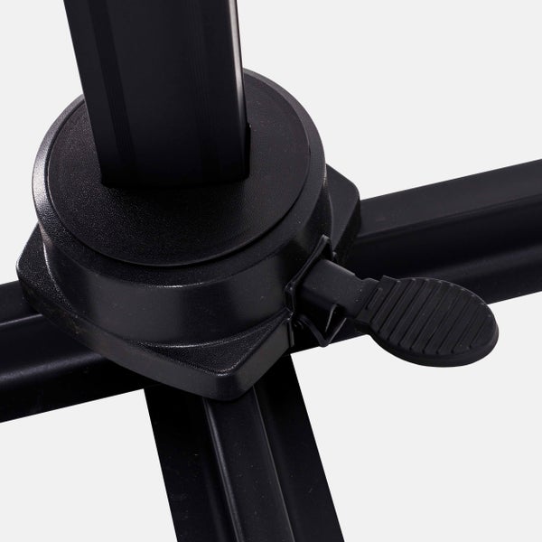 Detailansicht einer Sonnenschirmständer-Basis mit Feststellhebel und Standrohr aus schwarzem Kunststoff.