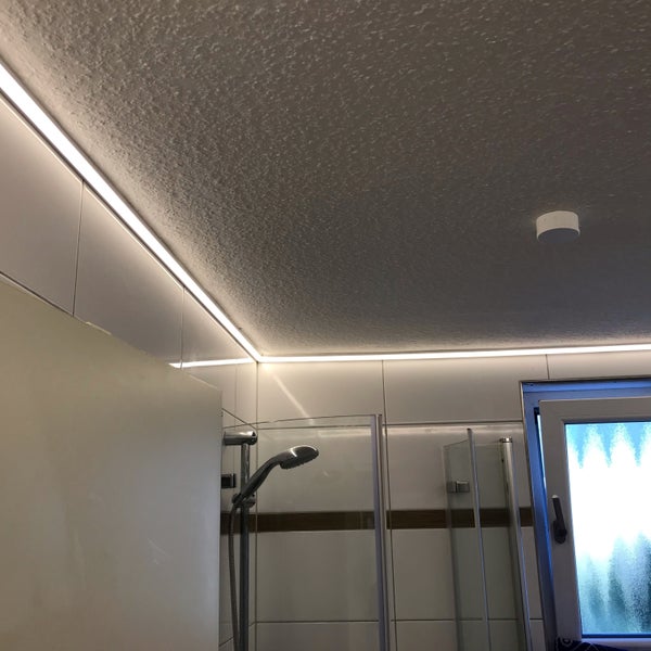 TIVENDIS Led Alu Profil 2 m E45 Komplett Set für Strip / Streifen bis 12 mm breit | Abdeckung satiniert milchig, Endkappen, Befestigungclips | L-Form Winkel Ecke Winkelprofil Eckprofil eloxiert