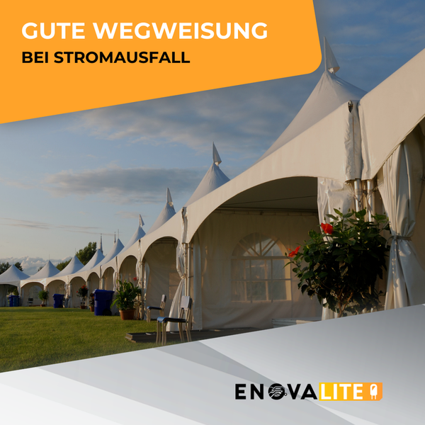 Reihe von weißen Partyzelten auf einer grünen Wiese