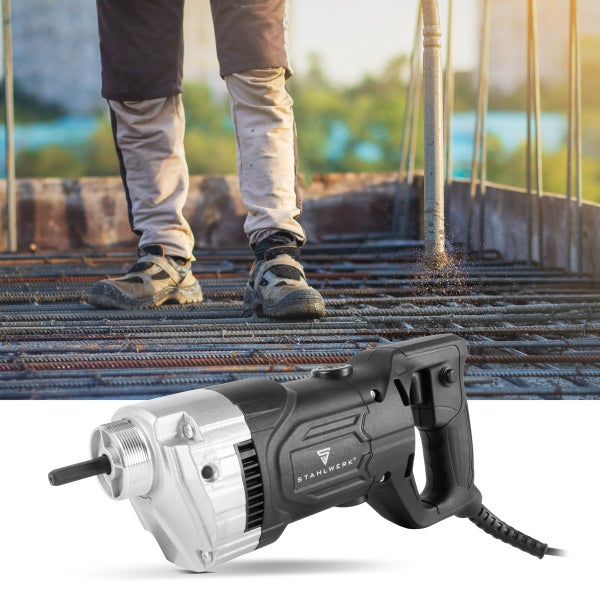 Stahlwerk Logo. Betonrüttler zur Betonverdichtung auf einer Baustelle.