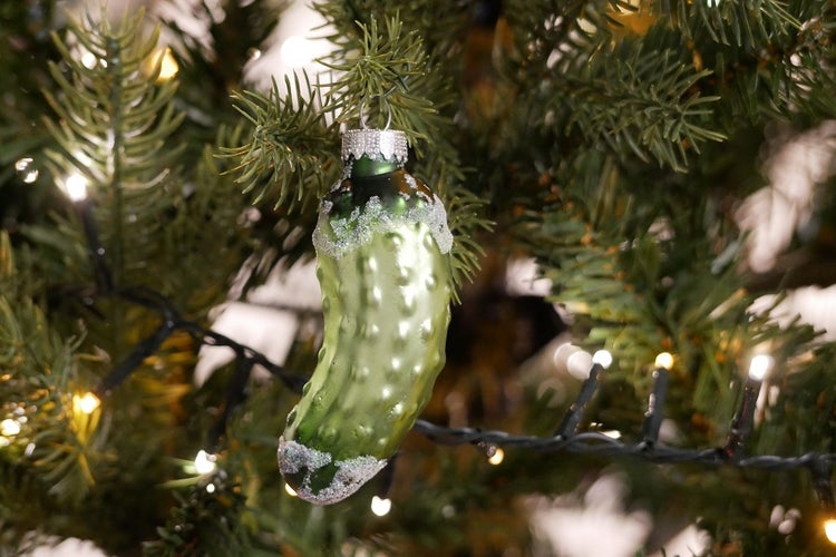 Grün schattiert, 10cm Deutsche Weihnachtsgurke aus Glas, mundgeblasen und handdekoriert, 1 Stck., Weihnachtsbaumkugeln, Christbaumschmuck, Weihnachtsbaumanhänger