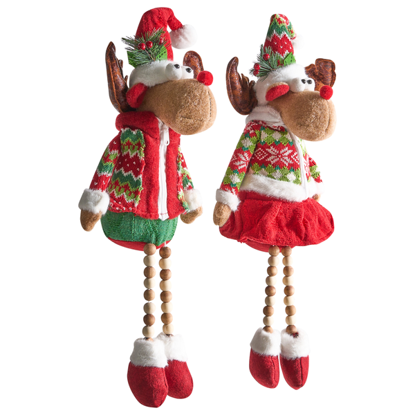 Zwei dekorative Elchfiguren mit Weihnachtsmützen und Winterkleidung.