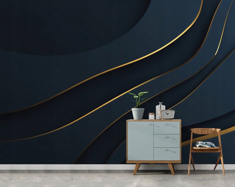 Wohnzimmer mit Kommode, Pflanze, Dekoration und Stuhl vor einer Wandtapete mit abstraktem Design