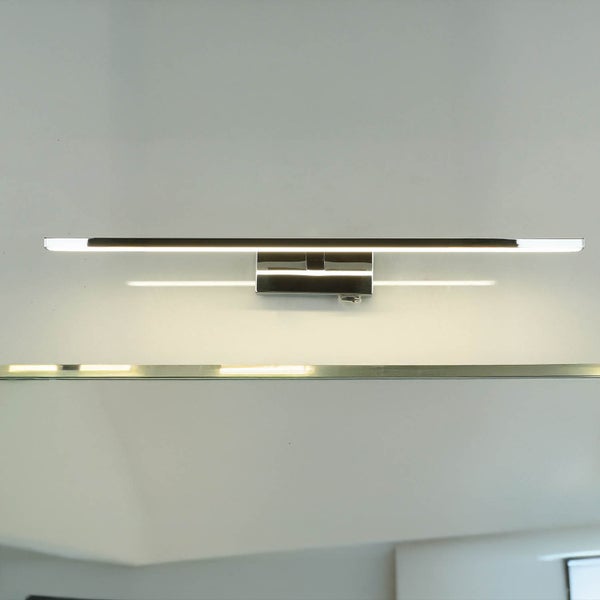 LED Spiegelleuchte aus Metall zur Wandmontage, längliche Form mit reflektierendem Design auf der Spiegeloberfläche.