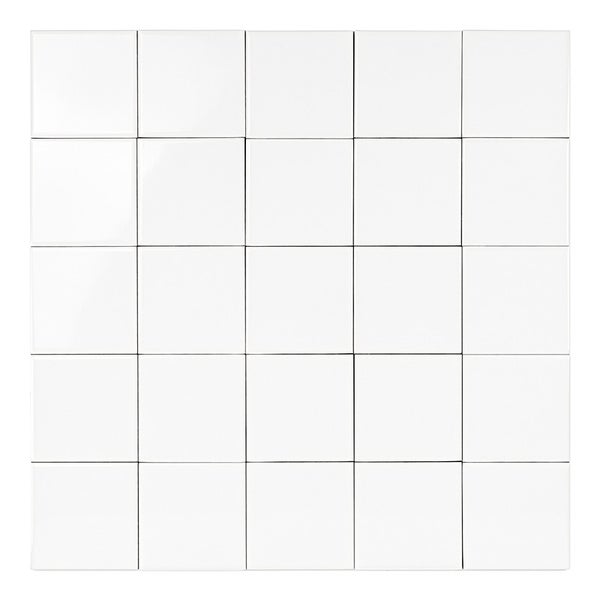Quadratische, glänzende Wandfliesen in einem quadratischen Verbund angeordnet.