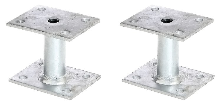Zwei feuerverzinkte Pfostenträger mit quadratischen Platten zum Aufschrauben für stabile Holzkonstruktionen.