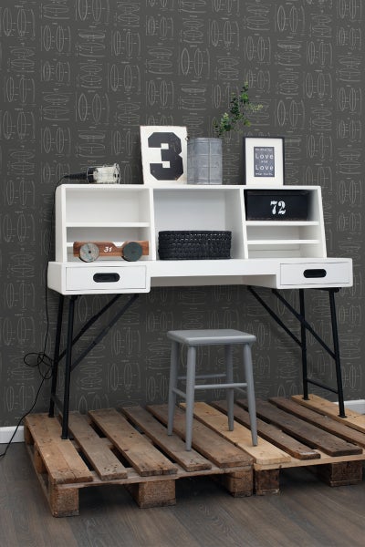 Schreibtisch mit Aufsatzregal, Hocker und Surfbrett-Tapete im Hintergrund