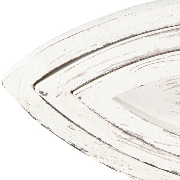 Detail eines weißen Wandspiegels mit Holzrahmen