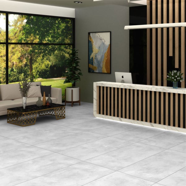 Helle Lobby mit Rezeption, Sitzbereich und großem Fenster