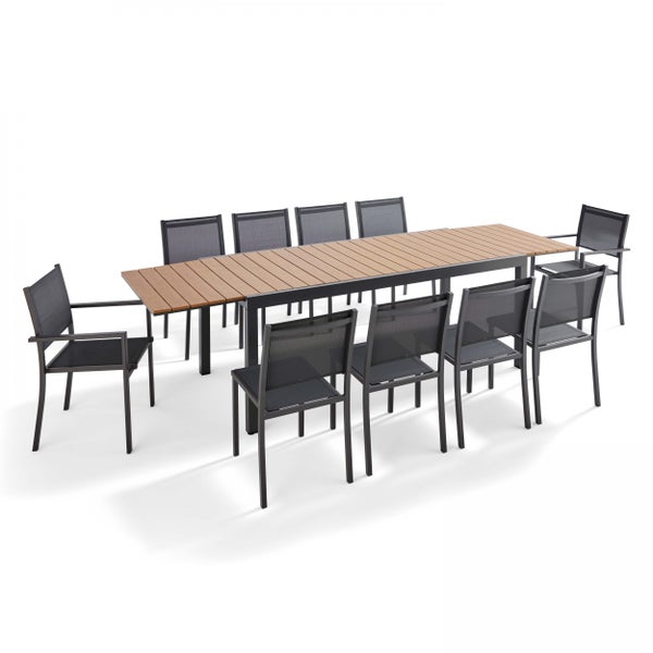 Gartenmöbel-Set mit großem rechteckigem Tisch in Holzoptik und zehn Stühlen aus dunklem Metall mit schwarzer Netzbespannung.