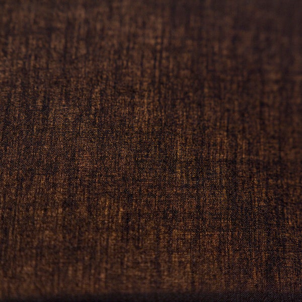 Nahaufnahme einer braunen gewebten Stoffstruktur mit feinem Muster.