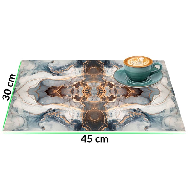 Platzset mit Marmor-Muster in Blau und Gold, Maße 30 mal 45 Zentimeter, mit Kaffeetasse dargestellt.