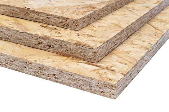 Drei gestapelte OSB-Platten mit sichtbarer Holzstruktur und Kantenprofil für den Innenausbau.