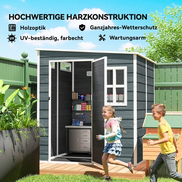Gerätehaus aus Harz in Holzoptik mit Pultdach und Fenster, UV-beständig und wartungsarm, in einer Gartenszene mit spielenden Kindern.