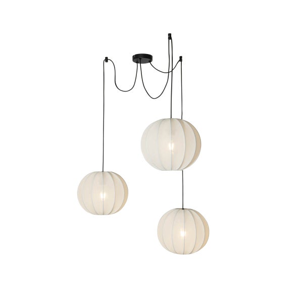 Dreiflammige Pendelleuchte mit runden weißen Schirmen in Faltenoptik, schwarzen Kabeln und Baldachin.
