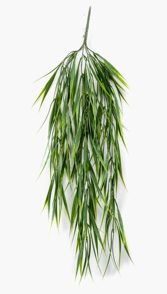 Künstliches Gras mit orangefarbenen Sonnenhüten in einem schwarzen Topf.