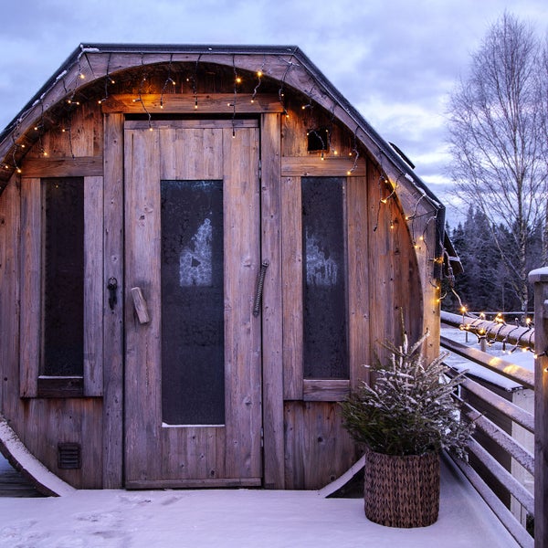 Dekorative Weihnachtsszene mit LED-Kerzenleuchtern in Baumform und Geschenkboxen