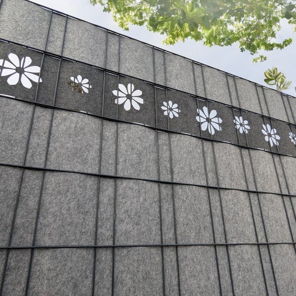 Sichtschutzzaun mit Blumenmuster