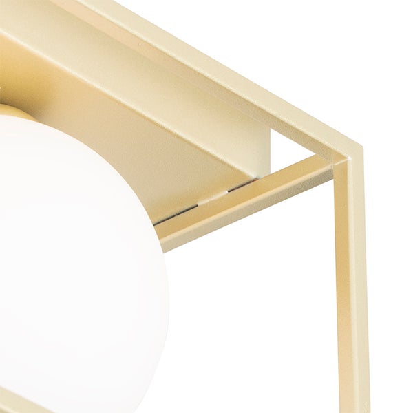 Nahaufnahme einer modernen Wand- oder Deckenleuchte mit goldfarbenem Metallrahmen und weißem kugelförmigem Glasschirm.