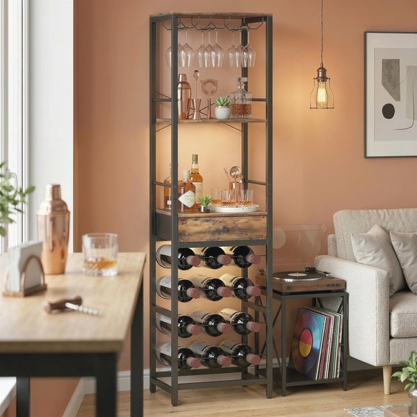 Modernes Hausbar-Regal aus Metall und Holz mit Flaschenhalter, Glashalterung und integrierter Beleuchtung in einem Wohnzimmer.