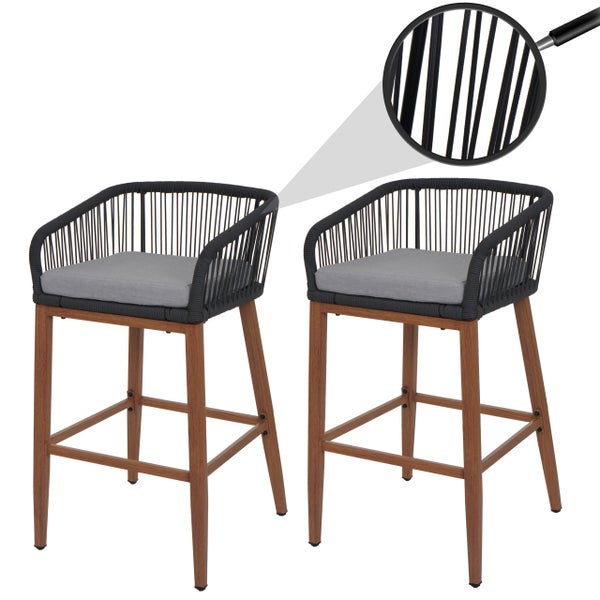 Zwei Barstühle mit Armlehne, Rattansitzfläche und Holzbeinen