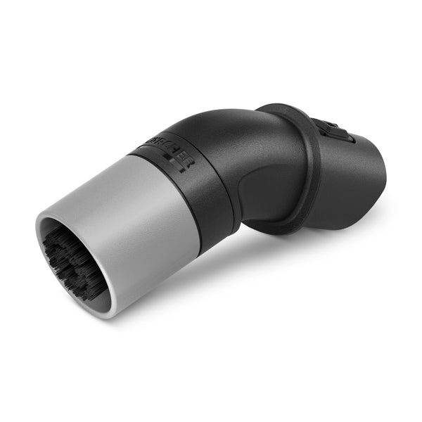 Frau reinigt Polster mit einem Waschsauger.