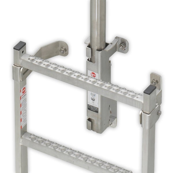 Detailansicht einer Edelstahl-Leiter mit Sprossen und Wandbefestigung