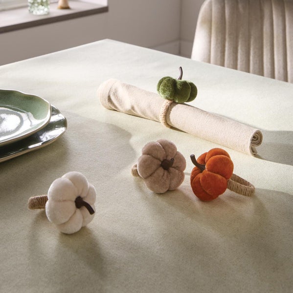 Deko Serviettenringe Kürbis Design aus Textil auf einem gedeckten Tisch zur herbstlichen Tischdekoration