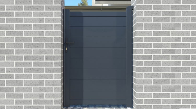 Modernes Gartentor mit horizontalen Lamellen und Türgriff, eingebaut zwischen zwei Steinmauern.