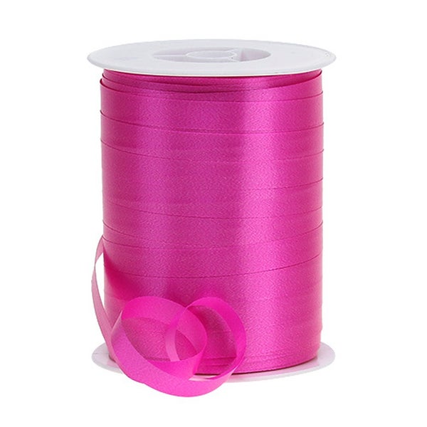 Pinkes Geschenkband auf einer Spule.