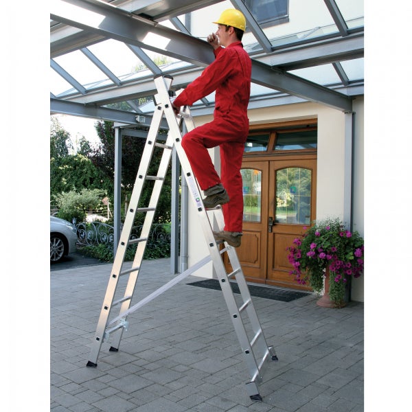 Mann auf einer Aluminium-Mehrzweckleiter bei Reparaturarbeiten an einer Überdachung.