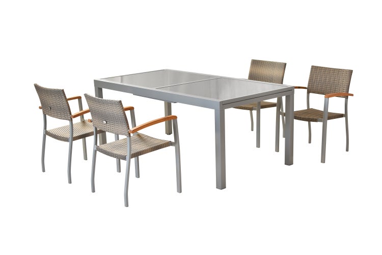Gartenmöbelset mit rechteckigem Glastisch und vier grauen Geflechtstühlen mit braunen Holzarmlehnen und silberfarbenem Metallgestell.